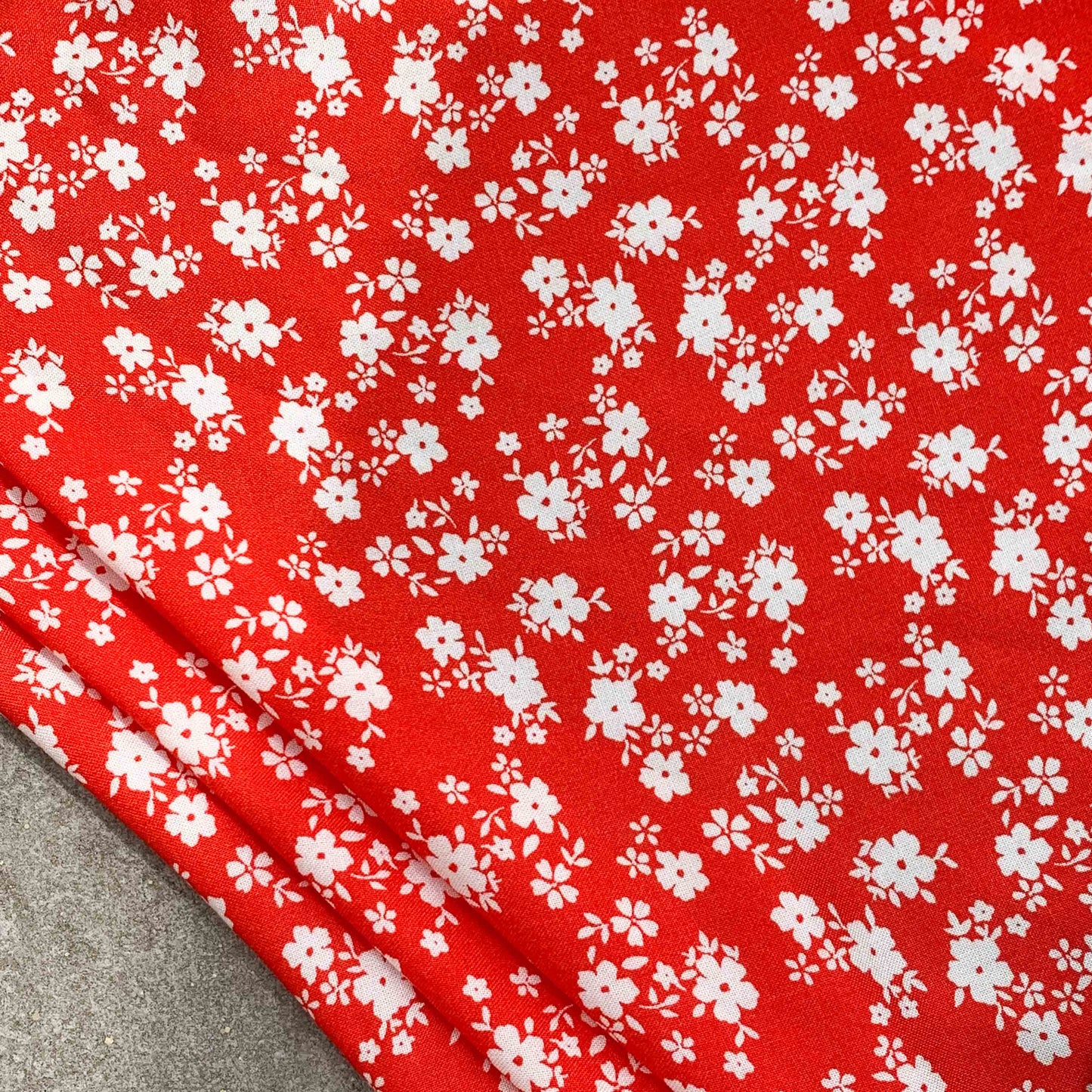 Eco Rayon Adore - Divine Rich Red මත Chic White Floral Clusters - GT 36