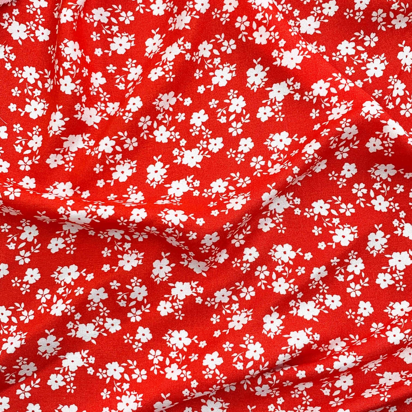 Eco Rayon Adore - Divine Rich Red මත Chic White Floral Clusters - GT 36